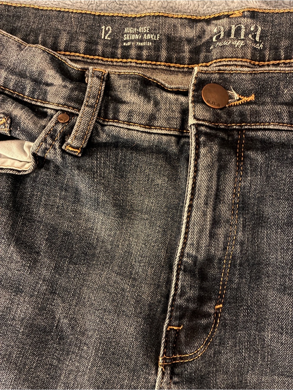a.n.a Women's Skinny Jeans in Dark Wash Blue - Picture 2 of 3